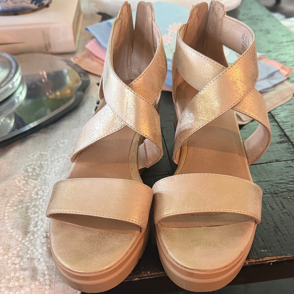 SOUL Naturalizer Metallic Gold Crisscross Wedge Sandals - Picture 3 of 9